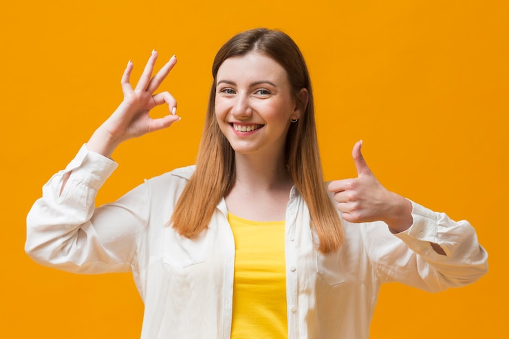 Miễn phí Photo front view woman showing ok sign