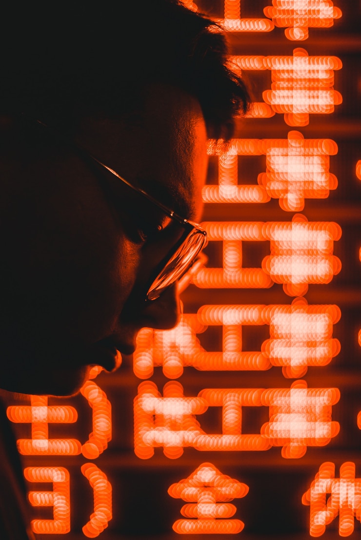 Miễn phí Photo man wearing eyeglasses while looking down