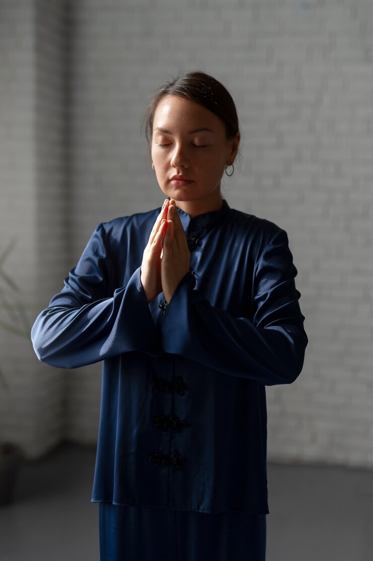 Miễn phí Photo medium shot woman practising tai chi indoors