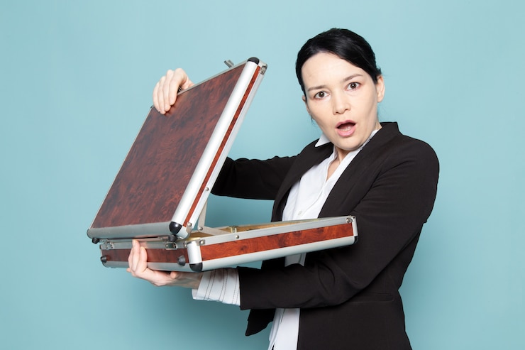 Miễn phí Photo nữ doanh nhân mở va li một cách bất ngờ
