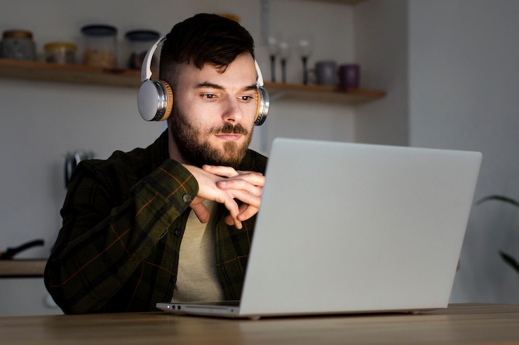 Miễn phí Photo portrait of young entrepreneur working from home