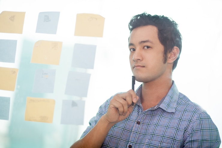 Miễn phí Photo quản lý người châu á trầm tư tại bảng thông báo