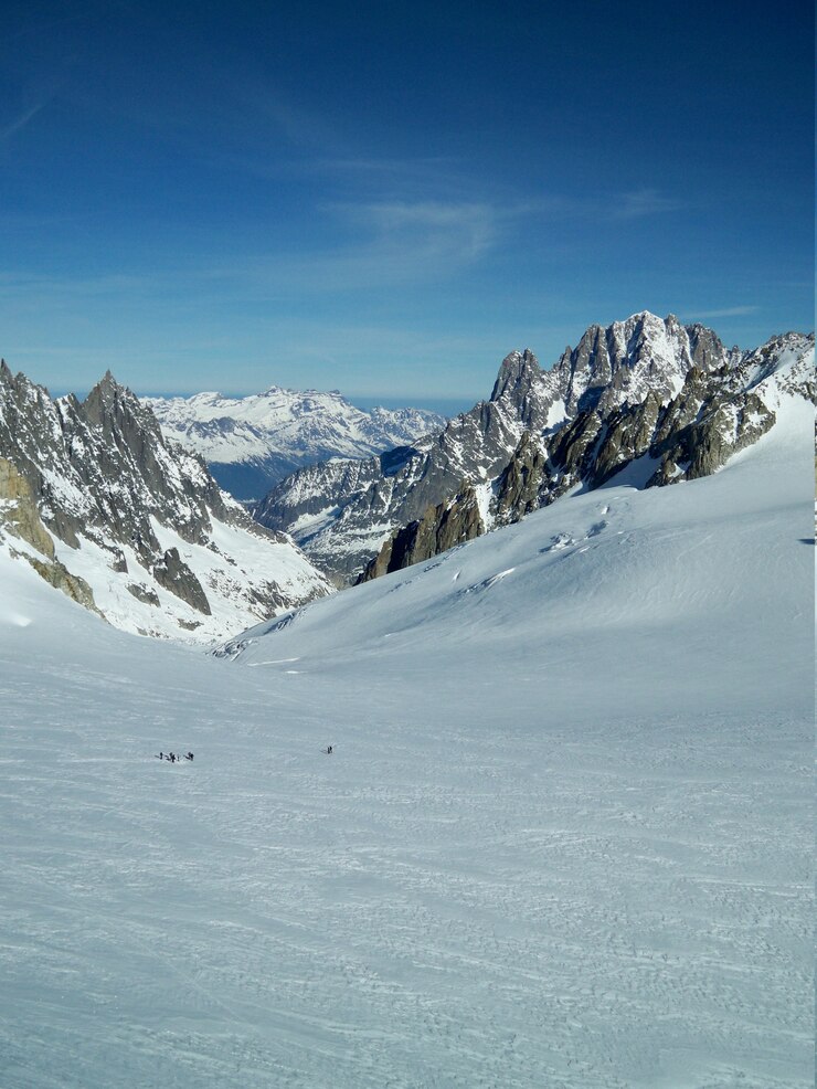 Miễn phí Photo vertical shot of a snowy scenery surrounded by mountains in mont blanc