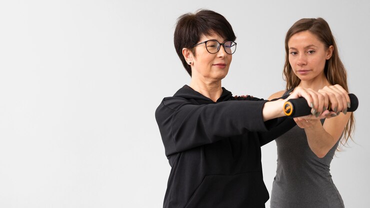 Miễn phí Photo woman recovering from coronavirus with weights
