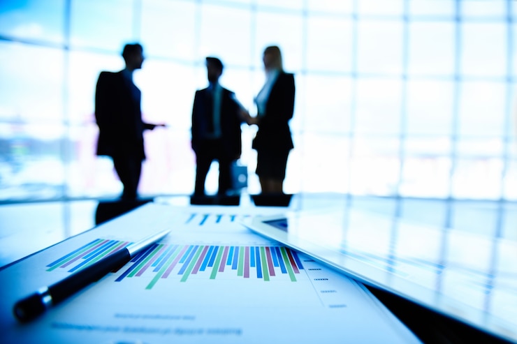 Ilmainen Kuva bar graph with silhouettes of co-workers background