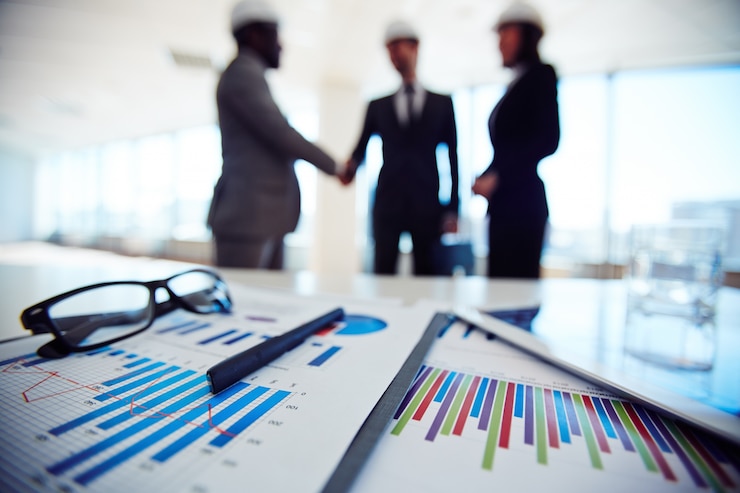Ilmainen Kuva business objects with executives discussing blueprint at meeting
