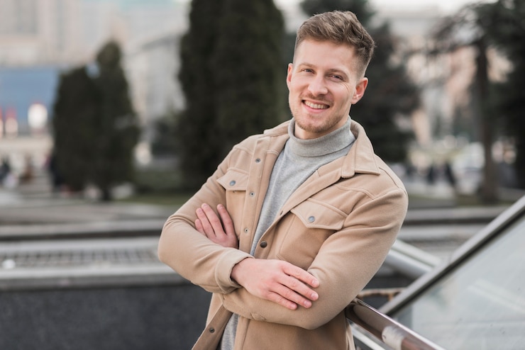 Ilmainen Kuva komea mies poseeraa ulkona kädet ristissä