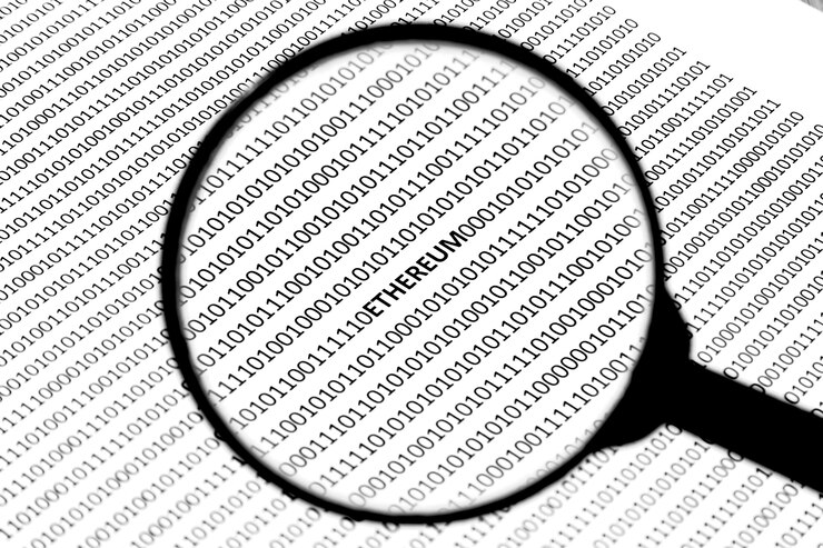 Ilmainen Kuva lähikuva suurennuslasista, joka on paperin päällä, jossa on koodeja kirjoitettuna