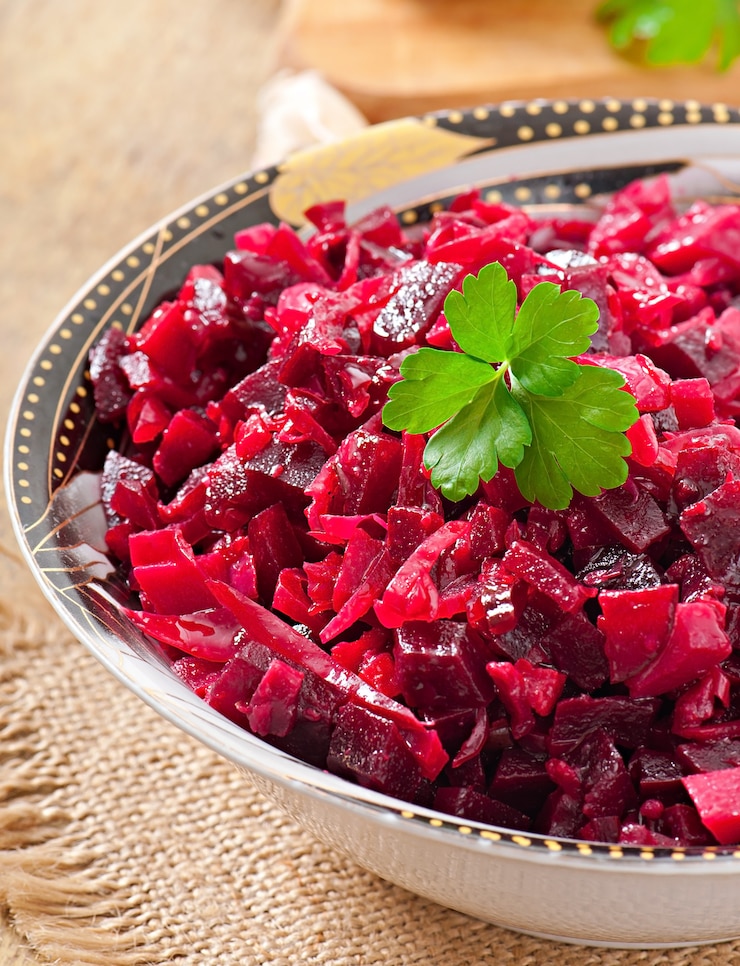 Ilmainen Kuva punajuurisalaatti vinaigrette puisessa kulhossa