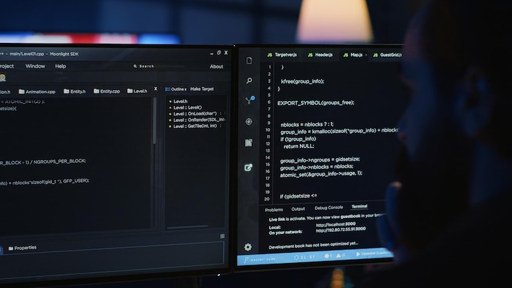 Ilmainen Kuva software engineer writes complex binary code scripts on computer