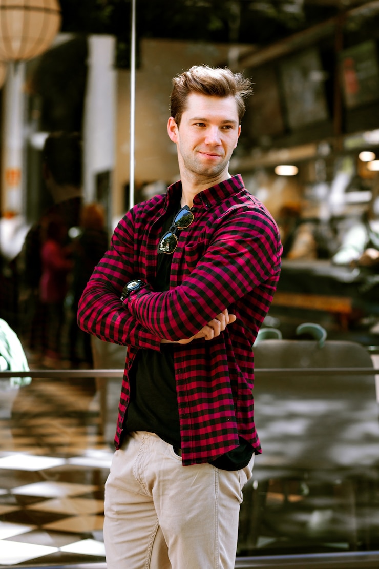 Ilmainen Kuva stylish outdoor portrait of stylish hipster man posing on the street, smart casual style, toned colors.