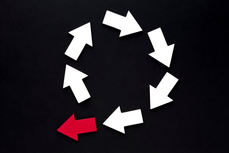 Ilmainen Kuva top view of concentric arrows with one breaking the circle