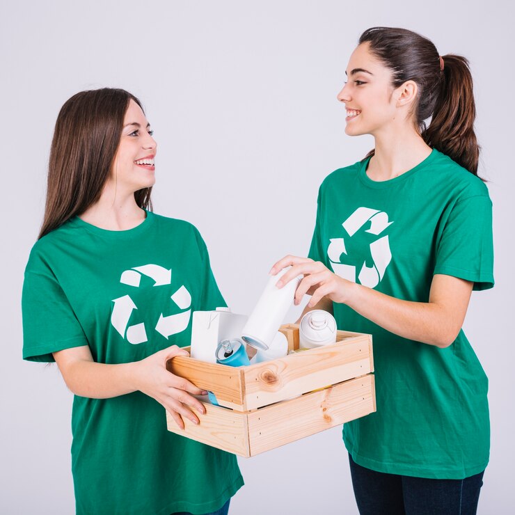 Ilmainen Kuva two smiling women holding wooden box with recycle items