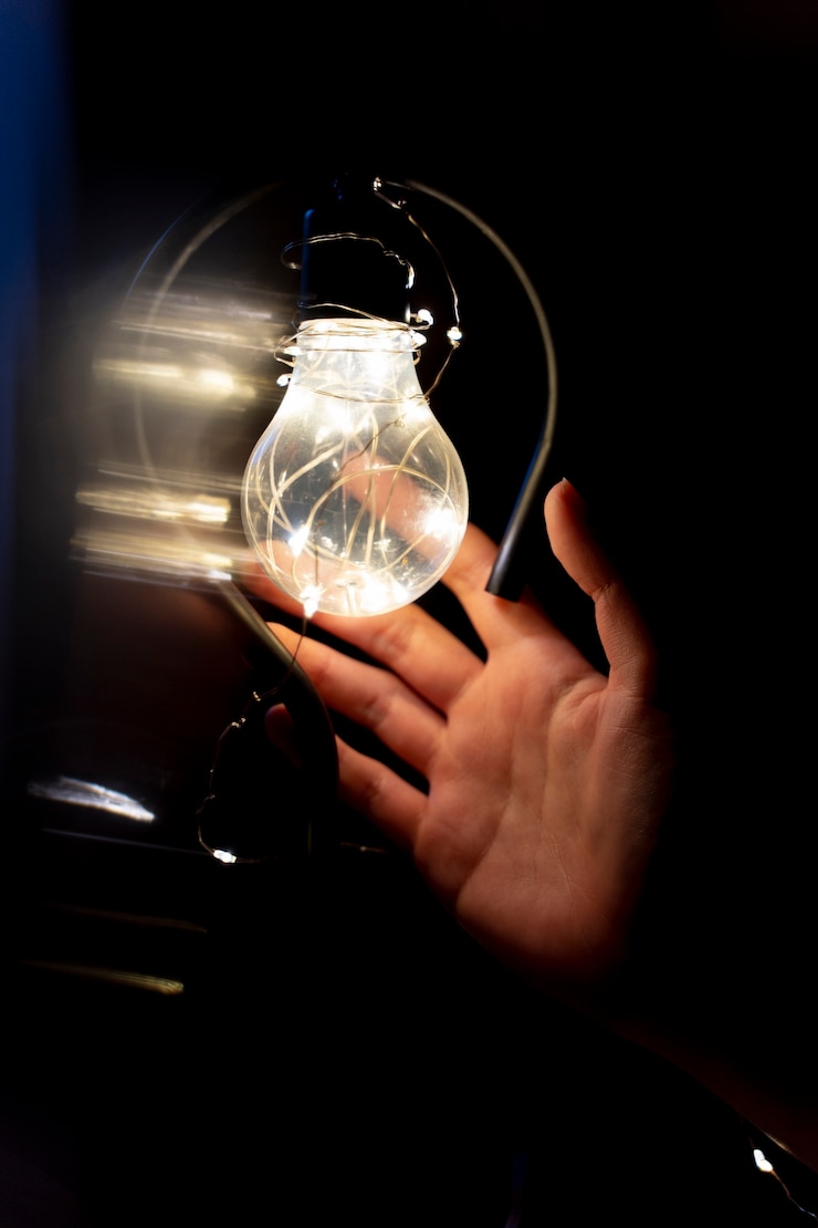 Ilmainen Kuva view of hands holding lightbulb lamp