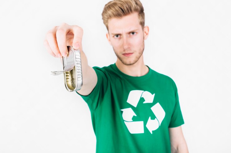 Ilmainen Kuva young man holding mini tiffin box on white background