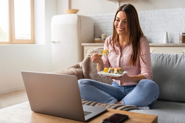 17 mode de vie des personnes qui commandent des sushis à la maison