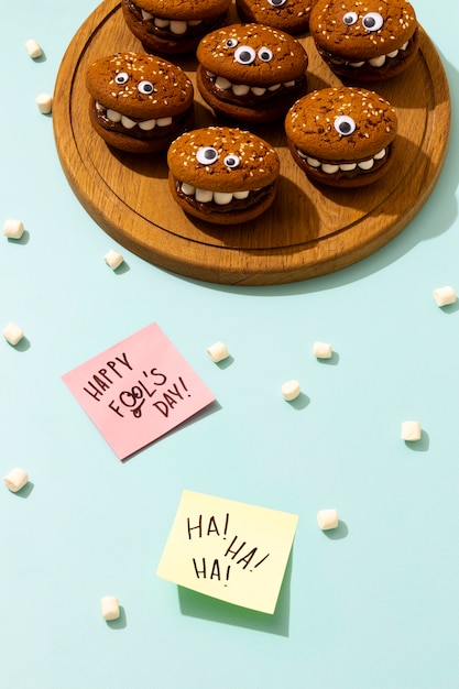 Photo gratuite le 1er avril, une nature morte avec des biscuits.