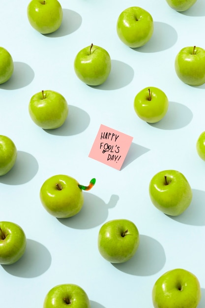 Photo gratuite le 1er avril, une nature morte avec des pommes.