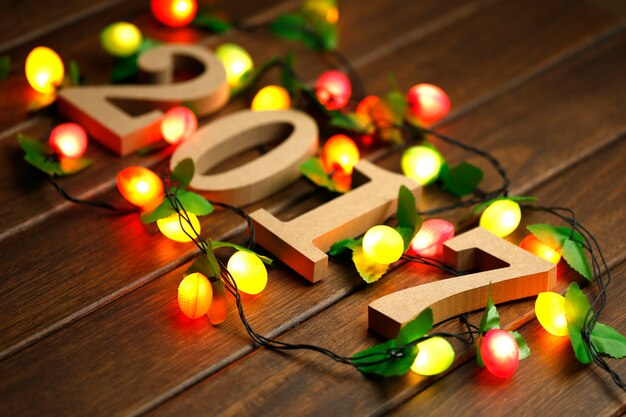 2017 Bonne année, figures en bois et lumières clignotantes sur le rétro bureau