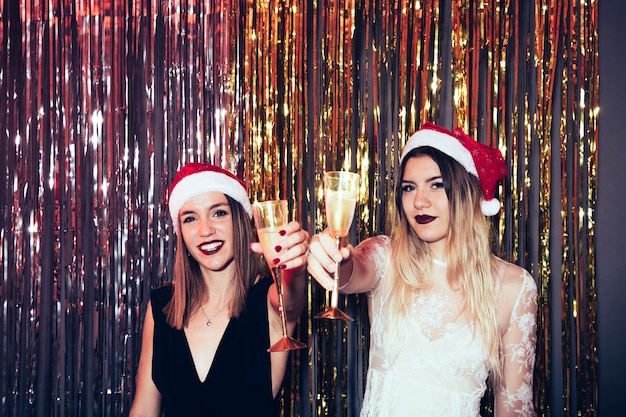 2018 fête avec des filles tenant des verres de champagne