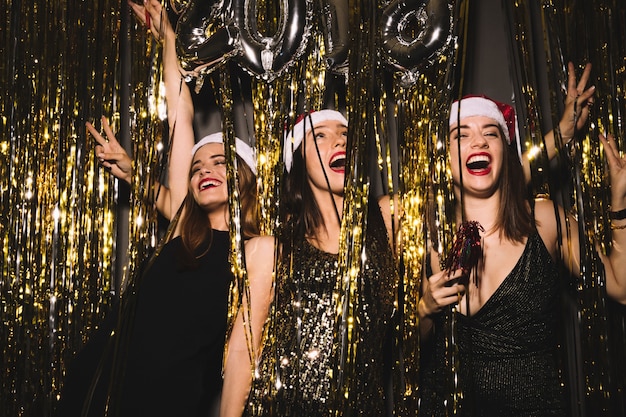 Photo gratuite 2018 fête de nouvel an avec une fille qui danse et chante