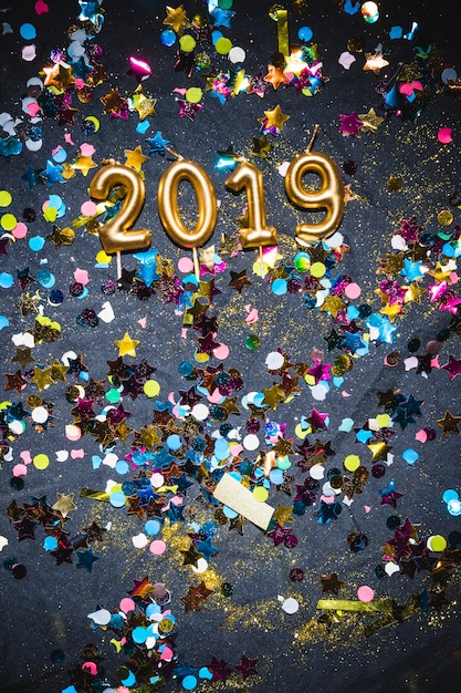Photo gratuite 2019 bougies entre confettis multicolores