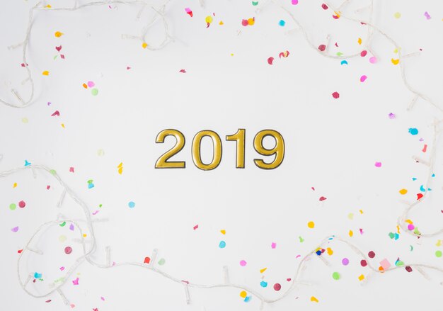 2019 chiffres entre les guirlandes et les confettis