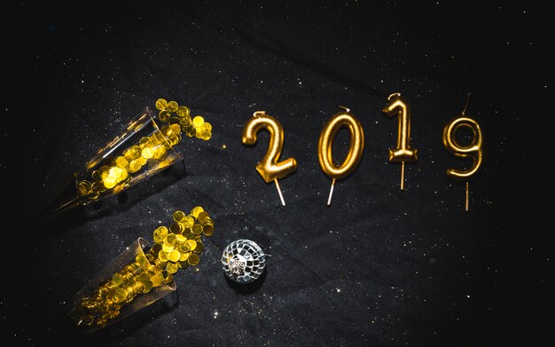 2019 en forme de bougies avec des verres de confettis