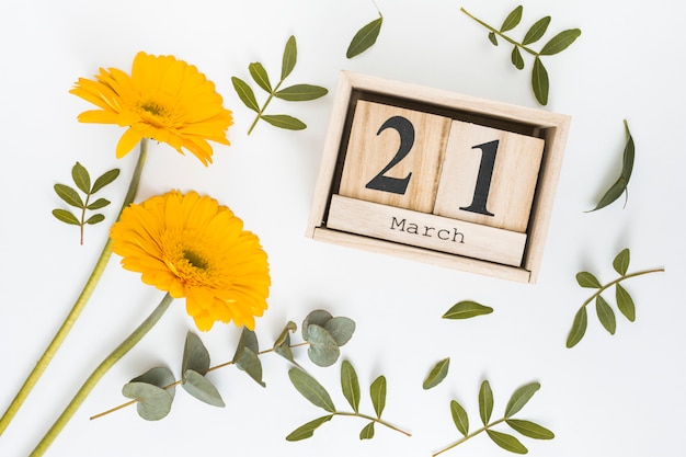 21 mars inscription avec des fleurs de gerbera jaune