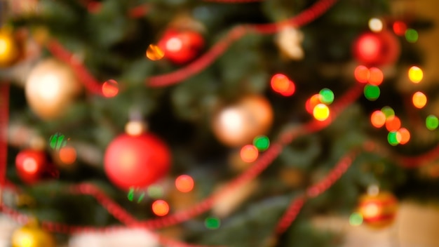 4k images abstraites floues de lumières colorées qui brillent et clignotent sur l'arbre de noël. photo parfaite pour les fêtes d'hiver et les vacances