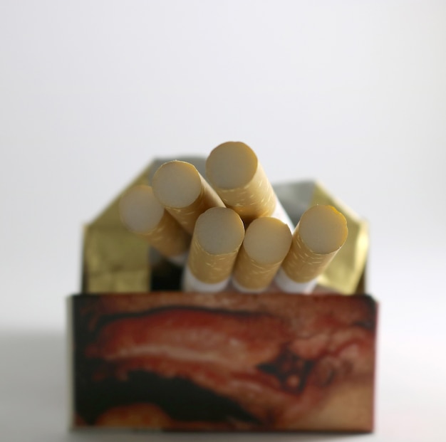 Photo gratuite 6 cigarettes sortant de sa boîte