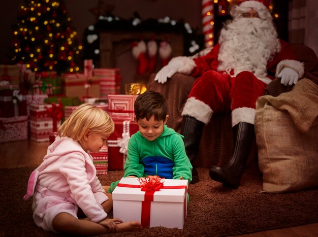 L'abondance de cadeaux est le plus grand rêve de l'enfant