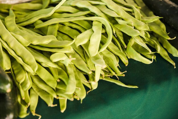 Abondance de haricots plats sur la table au supermarché