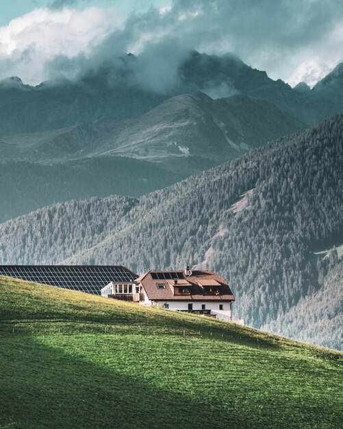 Abri pratique pour les voyageurs en montagne