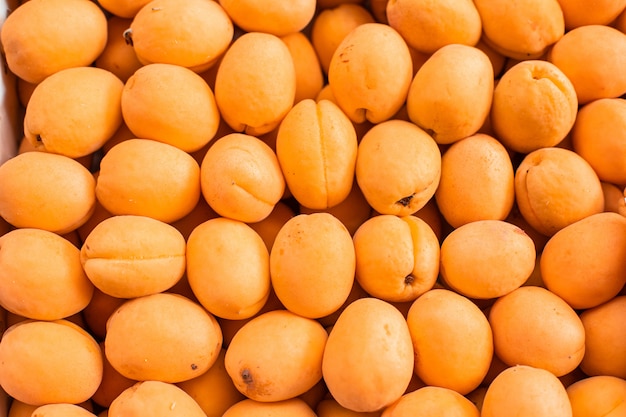 Abricot frais mûr vue de dessus sur le marché
