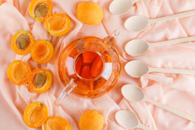 Abricots au thé, cuillères en bois à plat