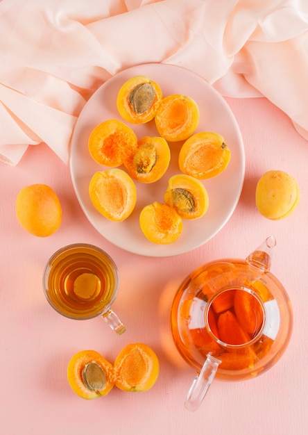 Abricots au thé dans une assiette, vue du dessus.