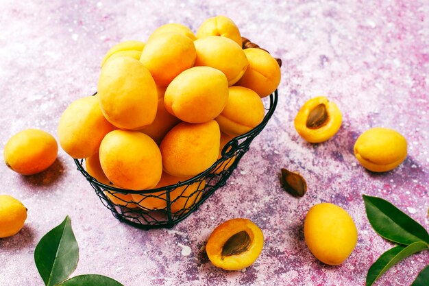 Abricots biologiques frais, fruits d'été, vue de dessus