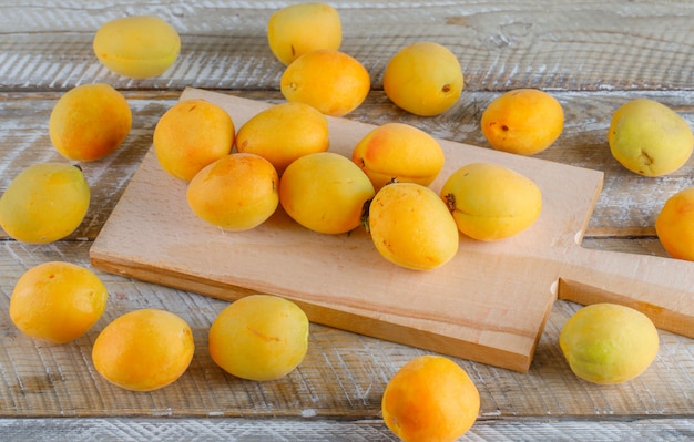 Abricots sur planche de bois et à découper. vue de dessus.