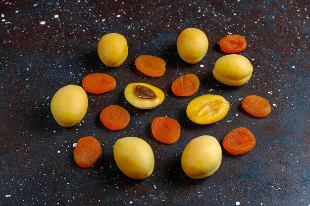 Abricots secs avec fruits frais juteux abricots, vue du dessus