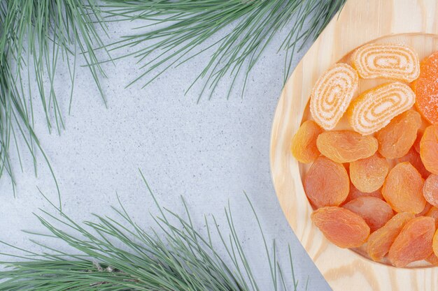 Abricots secs et marmelades sur plaque en bois.