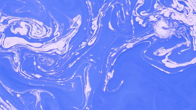 Abstrait aquarelle blanche sur fond bleu