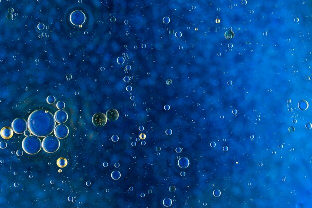 Abstrait bleu avec des bulles d&#39;huile flottant à la surface de l&#39;eau