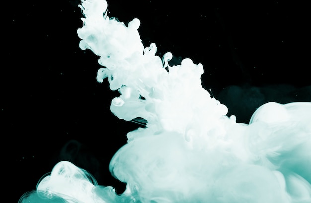 Abstrait bleu clair dense brume dans l&#39;obscurité