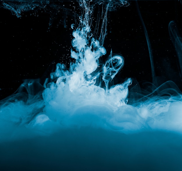 Abstrait bleu épais brume dans un liquide sombre