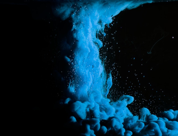 Abstrait épais brouillard bleu dans un liquide sombre
