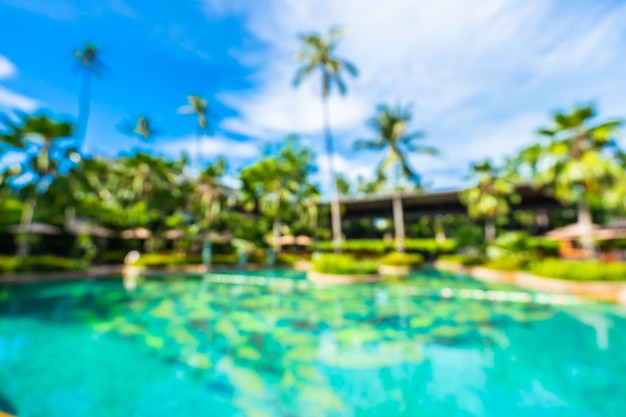 Abstrait flou et défocalisation de la piscine extérieure de luxe dans un hôtel