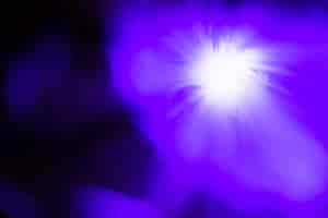 Photo gratuite abstrait flou violet avec lumière