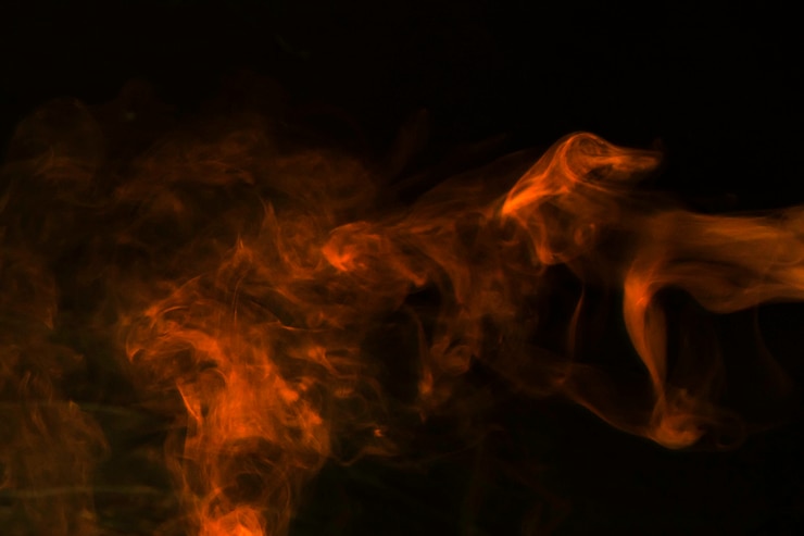 Photo gratuit abstrait fumée rouge sur fond noir
