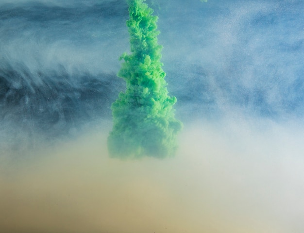 Abstrait nuage vert dense entre brume légère